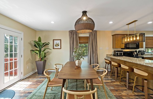 Berkeley Springs Cabin | 🍂Fall Gathering - Hot Tub, Sauna, Fire Pit, 2 Kings, Arcade & Deck – Cozy Cabin