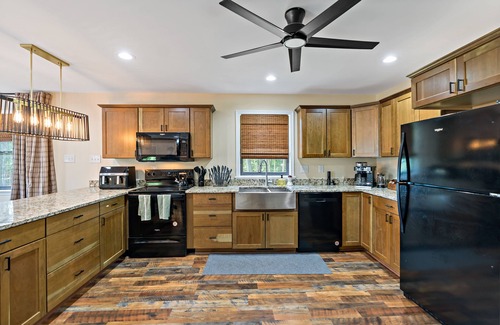 Berkeley Springs Cabin | 🍂Fall Gathering - Hot Tub, Sauna, Fire Pit, 2 Kings, Arcade & Deck – Cozy Cabin