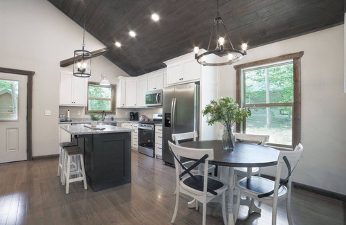 Murphy Cabin | Fall Getaway - Fire Pit, Hot Tub & the Mountains of Murphy. NC