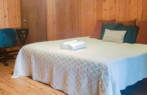 Hayward Ski Chalet | Fall Getaway Resort-3 KING suites, Dog-Friendly