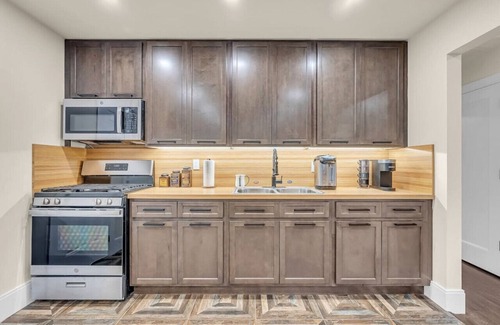 Tallman House | Fall Getaway with Hot Tub, Fire Pit and Games