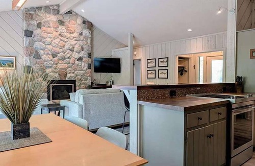 Bellaire House | Fall Golf & Colors: New Listing accommodates 10
