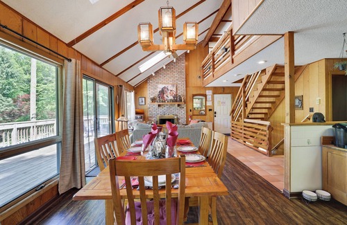 Lake Ariel Ski Chalet | FALL HIDEOUT COTTAGE+2 FIRE PITS+FIREPLACE+SPACIOUS SLEEPS 13+SMART TVs+BIKES