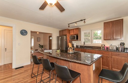 Ashtabula House | Fall Lake Getaway w/Bicycles & Walkable Neighborhood~ SPIRE/Wineries/BULA