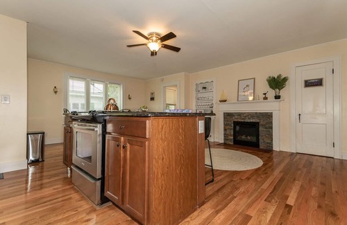 Ashtabula House | Fall Lake Getaway w/Bicycles & Walkable Neighborhood~ SPIRE/Wineries/BULA