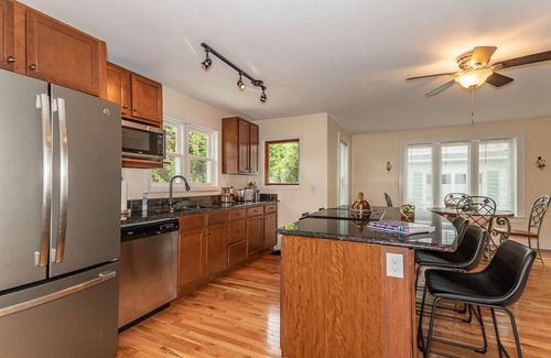 Ashtabula House | Fall Lake Getaway w/Bicycles & Walkable Neighborhood~ SPIRE/Wineries/BULA