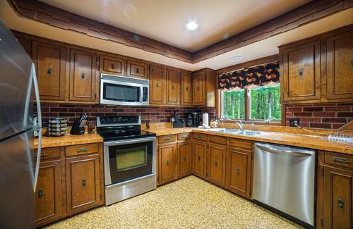 Hawley Cabin | Fall Lodge Retreat: 3-Acre, Hot Tub & Firepit