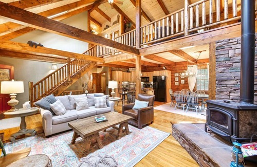 Perrysville Cabin | Fall Log Cabin/Hot Tub/Fire Pit/King Bed