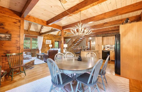 Perrysville Cabin | Fall Log Cabin/Hot Tub/Fire Pit/King Bed