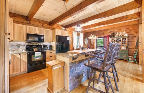 Perrysville Cabin | Fall Log Cabin/Hot Tub/Fire Pit/King Bed