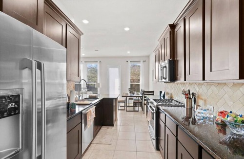 Richmond House | Fall Modern Stay: Family Friendly & Fast Wi-Fi