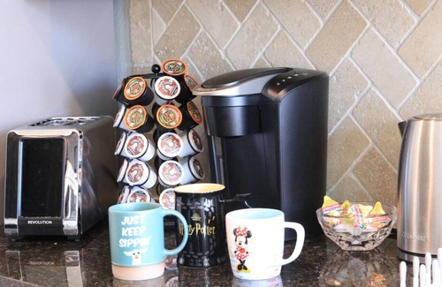 Richmond House | Fall Modern Stay: Family Friendly & Fast Wi-Fi