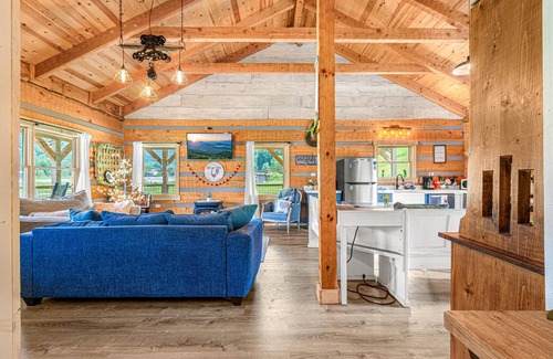 Gatlinburg - Pigeon Forge Cabin | Fall on the Farm, Horses Hot Tub Views Fresh Eggs