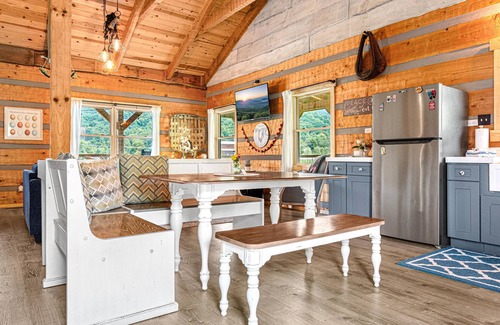 Gatlinburg - Pigeon Forge Cabin | Fall on the Farm, Horses Hot Tub Views Fresh Eggs