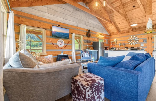 Gatlinburg - Pigeon Forge Cabin | Fall on the Farm, Horses Hot Tub Views Fresh Eggs