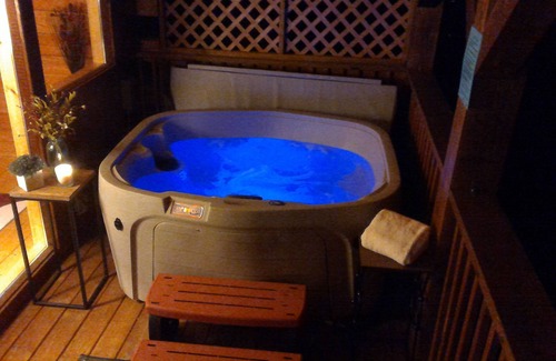 Gatlinburg - Pigeon Forge Cabin | Fall openings! MAJESTIC MTN views! 2BR2BA 12 min to PWY Hot Tub GAME ROOM!