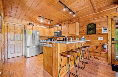 Gatlinburg - Pigeon Forge Cabin | Fall - Pigeon Forge: Gorgeous cabin with Mtn Views, King Beds, Near Attractions