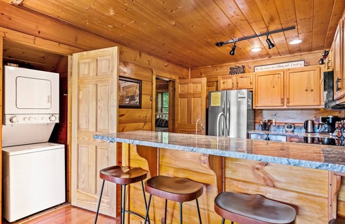 Gatlinburg - Pigeon Forge Cabin | Fall - Pigeon Forge: Gorgeous cabin with Mtn Views, King Beds, Near Attractions