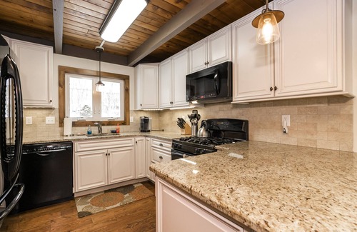 Lake Harmony Estates House | Fall rates have been updated! Lake Harmony 6 BR, Hot tub, game rm, fire pit!