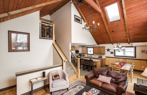 Lake Harmony Estates House | Fall rates updated! 7 bedrms, 2 king Beds, firepit, game rm, hot tub!
