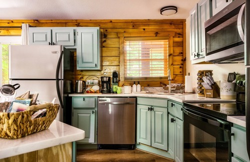 Pigeon Forge Cabin | Fall Retreat |5-star Location |2min2Pkwy |Hot Tub