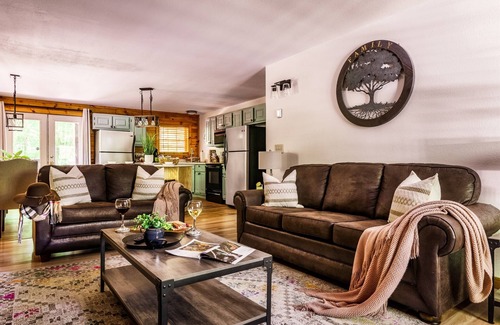 Pigeon Forge Cabin | Fall Retreat |5-star Location |2min2Pkwy |Hot Tub