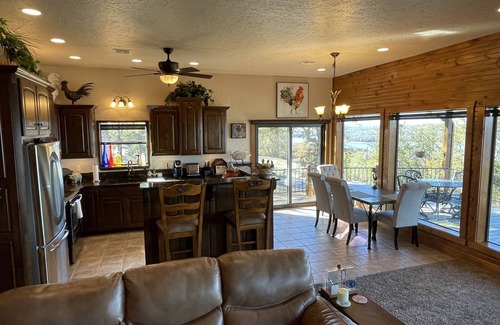 Vian Cabin | Fall Retreat With Spectacular Views of Lake Tenkiller.