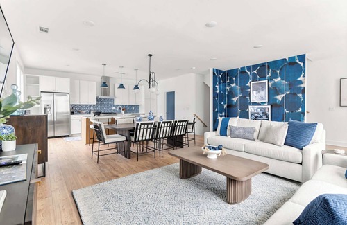 Talbot's Corner House | Fall rooftop fire pit, skyline views, chef's kitchen near Broadway