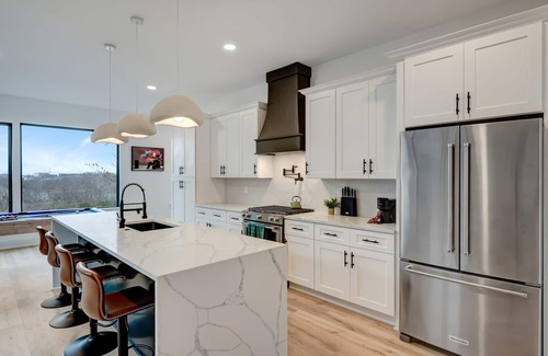 Hurwood Heights House | Fall rooftop hot tub, sauna, game room near Broadway