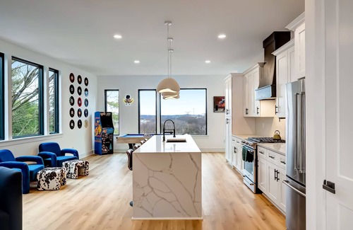 Hurwood Heights House | Fall rooftop hot tub, sauna, game room near Broadway