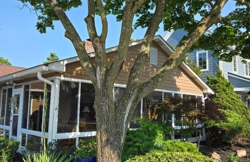 Country Club Estates House | Fall Sale! Big Porch, Short Walk to Beach & Boardwalk, Sleeps 10, Lots to Offer!