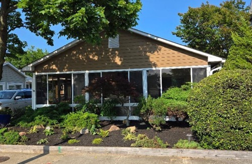 Country Club Estates House | Fall Sale! Big Porch, Short Walk to Beach & Boardwalk, Sleeps 10, Lots to Offer!