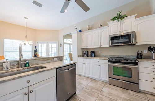 Palma Sola House | FAll SALE EXECUTIVE POOL HOME~MINUTES TO BEACHES, MARINA, PRESERVE