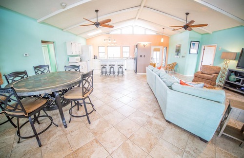 East End House | FALL SAVINGS! Secluded Bayfront Retreat, East End, Private Dock, Kayaks