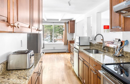 Wilmington House | Fall SoVT Retreat - Hot Tub, Fire Pit, Pet friendly - MTN Biking - Hiking