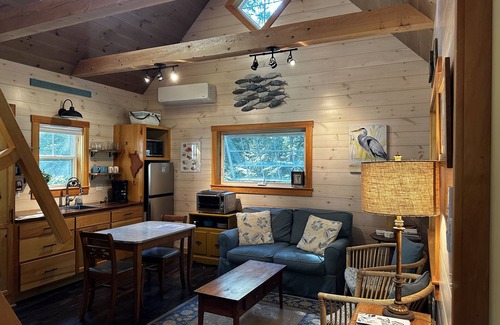 Bristol Cottage | Fall Special 20% off, Pets Stay Free! Modern Cottages w/Heat & AC