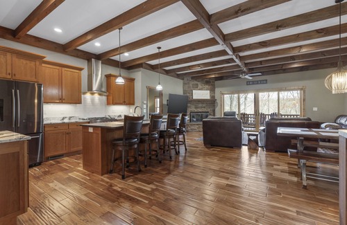 Gatlinburg - Pigeon Forge Cabin | Fall Special! 3290 sq. ft. Cabin with 2 Master Suites, Hot tub, Fireplace, Etc.