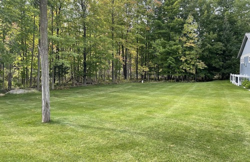 Traverse City House | FALL SPECIAL: Book 2 nights ~ get 1 FREE! NOV-APRILnSlps 14 Near dwntwn. CLEAN!