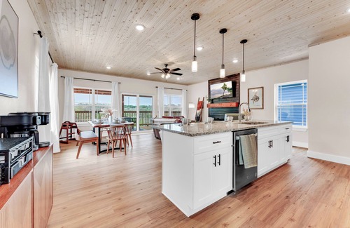 Indian Point Cabin | Fall Specials!- Brand New! 1 Mile to SDC, 2 Arcades, Private Hot Tub, 2 Pools