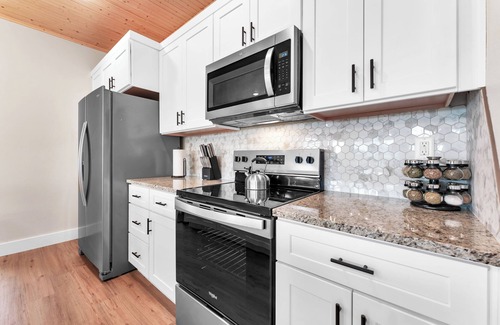 Indian Point Cabin | Fall Specials!- Brand New! 1 Mile to SDC, 2 Arcades, Private Hot Tub, 2 Pools