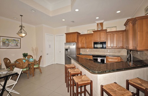 Naples Park House | Fall Specials email owner for more info. - Large 5 Bd-Pool- Spa-Walk to Beach