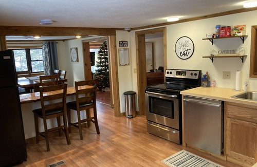 Northeast Michigan Cabin | Fall Vibes! Kayaks, Campfires, S'mores & More! KING BED.