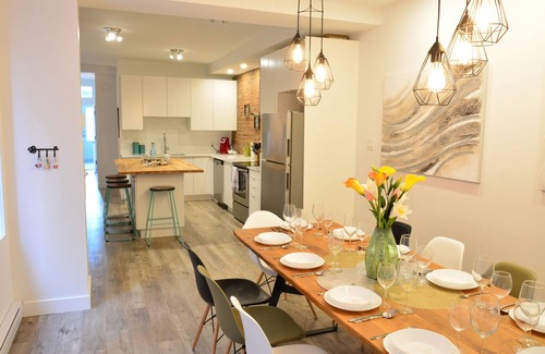 Plateau Mont Royal Apartment | FALL & WINTER SPECIAL! Huge Ground Floor apt with Courtyard - 5 bed + 6 bath