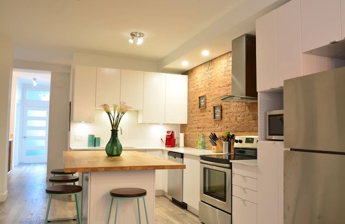 Plateau Mont Royal Apartment | FALL & WINTER SPECIAL! Huge Ground Floor apt with Courtyard - 5 bed + 6 bath