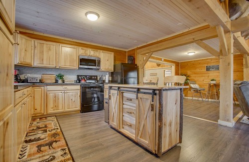 Mainesburg Cabin | Fallbrook Retreat | HOT TUB, Fire Pit + Swings!