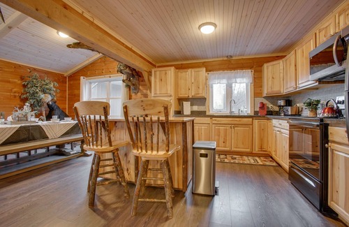 Mainesburg Cabin | Fallbrook Retreat | HOT TUB, Fire Pit + Swings!
