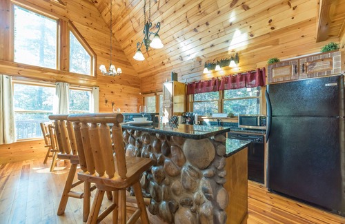 Cleveland Cabin | FALLING LEAF LODGE | LUXURY SECLUDED LOG CABIN | HOT TUB | POOL TABLE | SAUNA