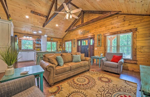 Hatton Cabin | 'Falling Star' Eagletown Cabin w/Hot Tub: Pets OK