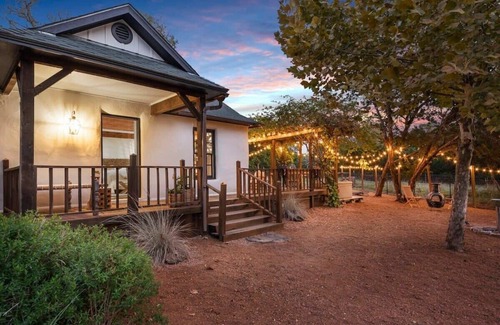 Fredericksburg Cottage | Falling Star, Hot tub, Pet Friendly, Sleeps 2!