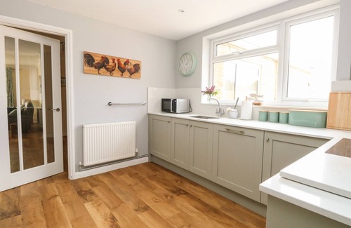 Winterton-on-Sea House | FALLOWFIELD, pet friendly, with hot tub in Winterton-On-Sea